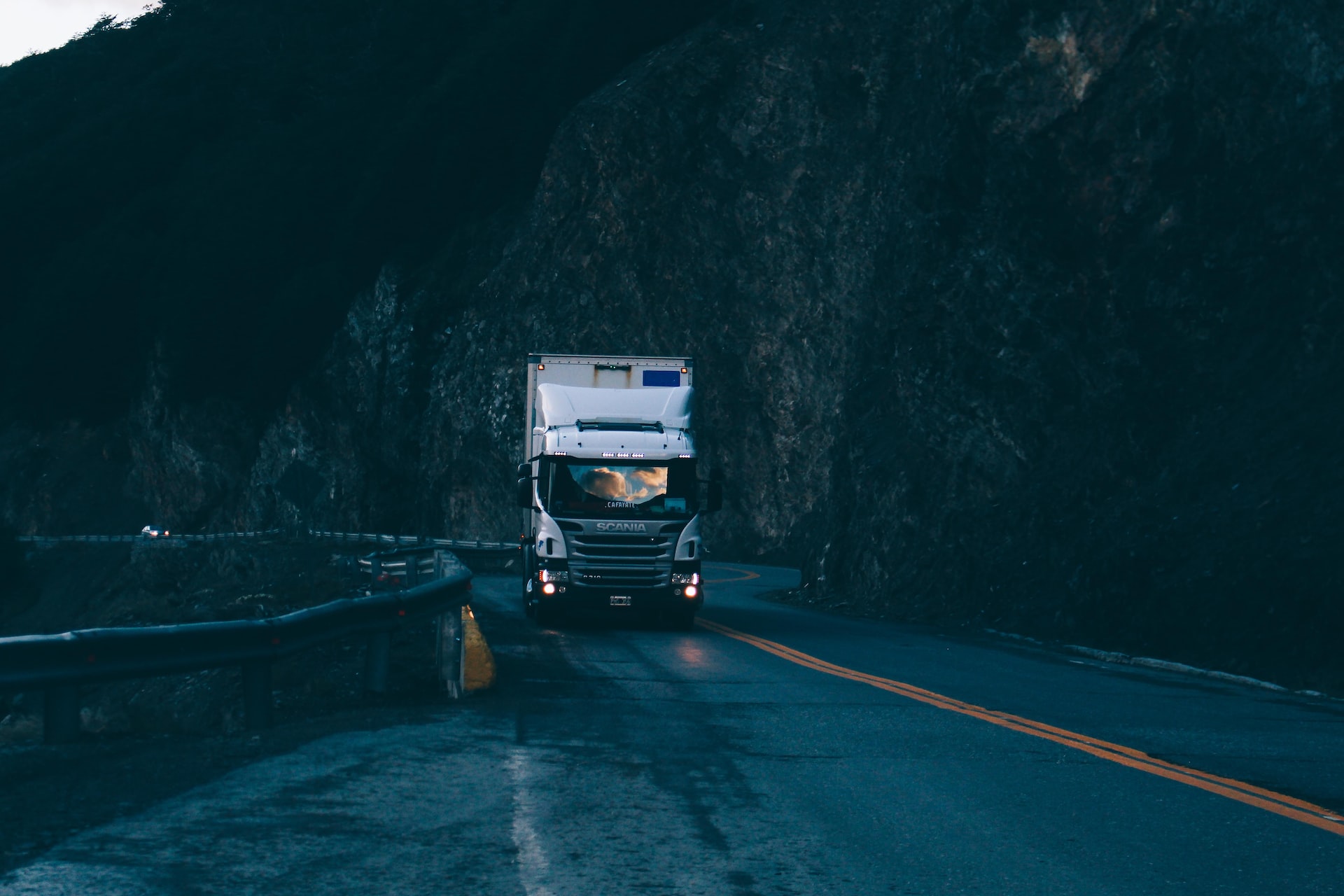 De ce este important sa iti echipezi corespunzator camionul cu lumini si accesorii?