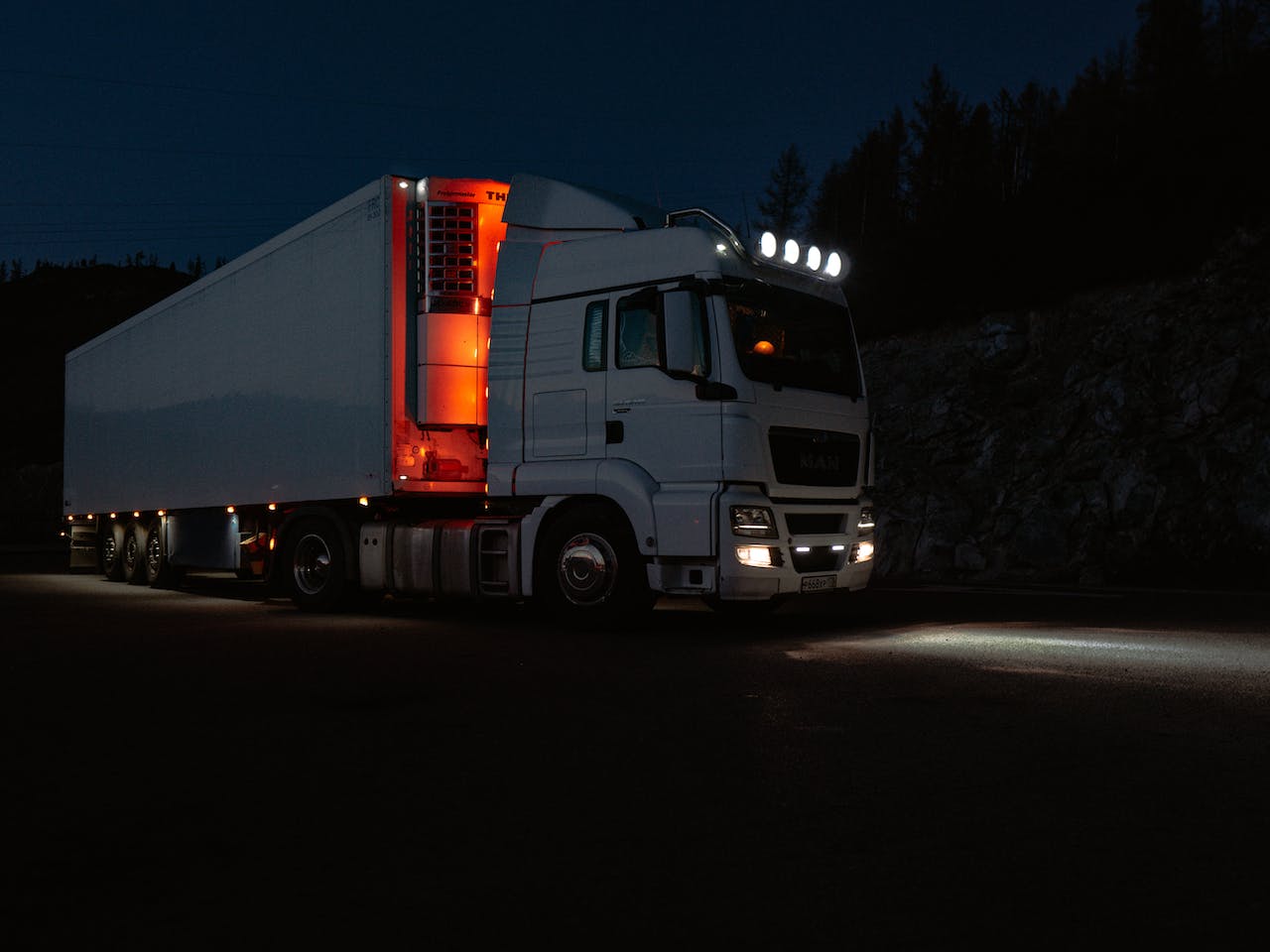 Inovatii in iluminarea camioanelor: Privire asupra ultimelor tehnologii si tendinte in lumini si accesorii pentru camioane