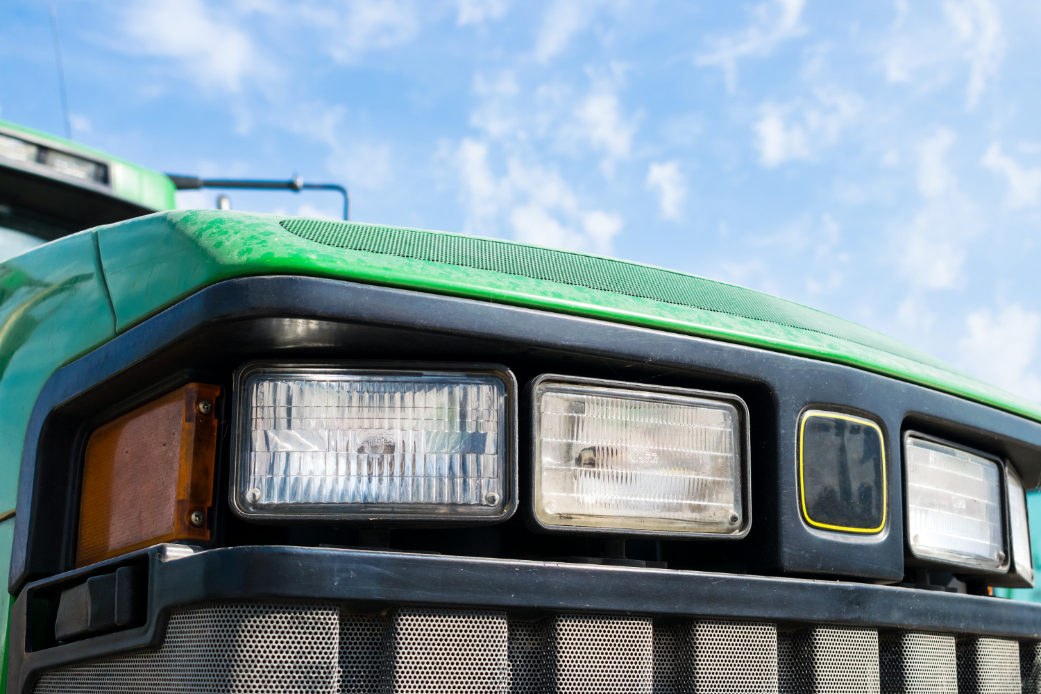 Iluminare de zi si lampi de numar: Un must-have pentru siguranta rutiera