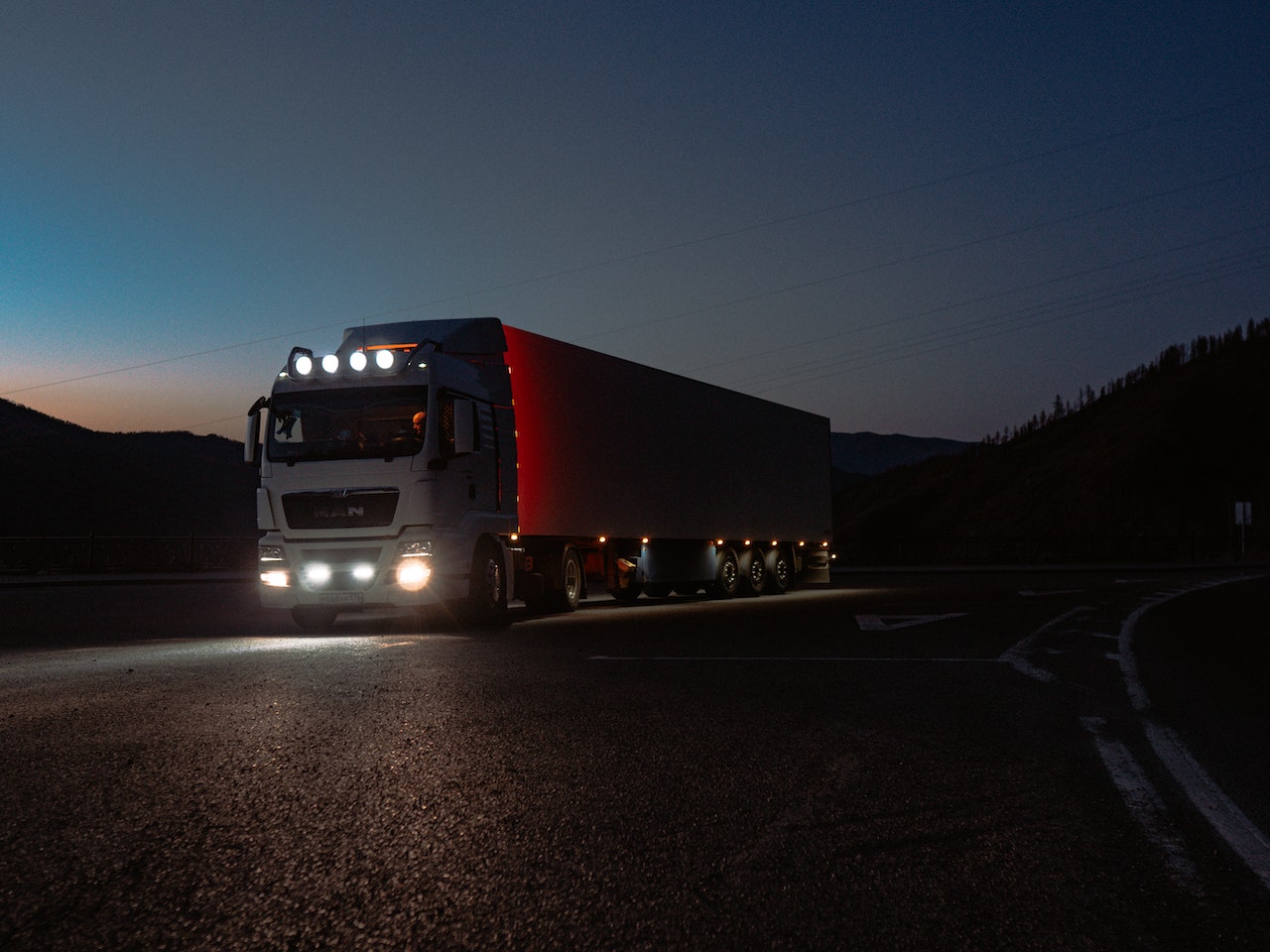 Proiectoare pentru camioane - Iluminand drumul in conditii extreme: O analiza a beneficiilor proiectoarelor pentru camioane in diverse situatii