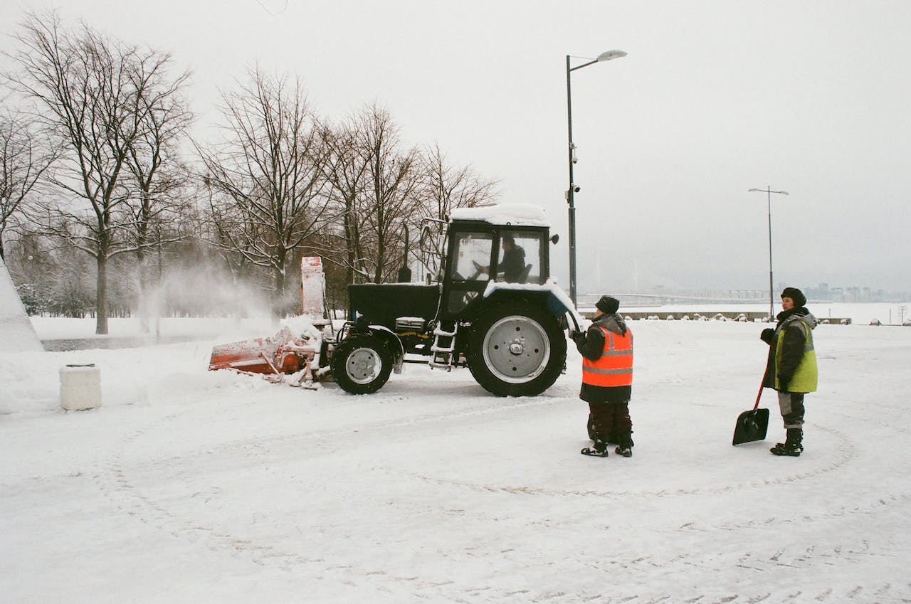 Tractorul - Utilajul ideal pentru drumuri curate pe timp de iarna