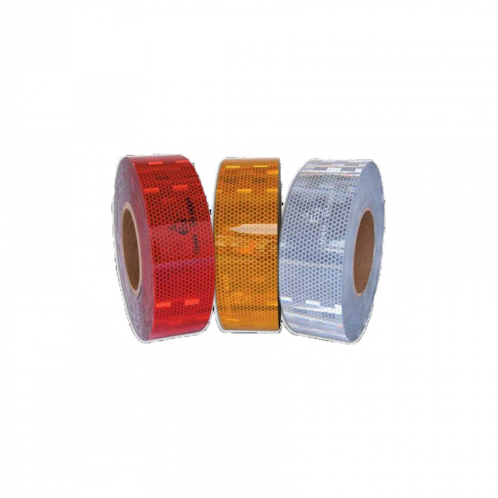Specificații Bandă Reflectorizantă roșie, Profi Avery Dennison: omologare: ECE 104 Class C; construcție: film retroreflectorizant de vinil cu microprisme cu un adeziv permanent sensibil la presiune protejat cu căptușeală de film polimeric, caliper de film tipic 13-15 mils (330-381 µm); suprafață de aplicare: vehicule laterale cu cortină din PVC; temperatura de aplicare: 59°F (15°C); temperatura de utilizare: -10°F până la +140°F (-23°C până la + 60°C); lățime bandă: 50.8 mm; culoare: roșie; 18 segmente pe 1 metru de lungime; > 8 ani durabilitate; omnidirecțional - se aplică în orice orientare pentru performanță constantă (unică pentru Avery Dennison); producție: SUA;  Caracteristici Bandă Reflectorizantă camion Portocalie, roșie, Profi Avery Dennison: mărește vizibilitatea și siguranța vehiculelor marcate; mărește semnificativ vizibilitatea în întuneric poate ajuta la reducerea accidentelor și la prevenirea rănilor și poate reduce costurile aferente, cum ar fi reparațiile, cheltuielile de asigurare și taxele; imbunătățiți-vă imaginea corporativă; culoarea și marca de aprobare nu se vor uza de la abraziunea și curățarea obișnuită și permit utilizatorilor finali să treacă inspecția; aplicare mai rapidă, mai ușoară, cu mai puține deșeuri; permite utilizatorilor să aplice în orice orientare cu obținerea unei performanțe consistente a produsului. rezistent la impact; rezistă la spălarea sub presiune; aplicarea este la fel de ușoară și eficientă că standard;  Bandă reflectorizanta, concepută pentru utilizarea pe remorci și camioane pe o suprafață flexibilă (remorcă sau prelata de camion). De asemenea, este potrivit pentru lipirea pe suprafețe solide. Segmentele de bandă sunt realizate din material reflectorizant durabil, de înaltă calitate.  Condiții de aplicare: alb în față; alb sau galben pe laterale; roșu sau galben în spate, unele state membre ale UE pot permite utilizarea marcajelor albe în spate pe teritoriul lor;   Ghid de aplicare: nu suprapuneți foile; se recomandă aplicarea la cel puțîn 15 cm deasupra cataramelor; a nu se aplica sub catarame; indepărtați pre-mască folosind un unghi de îndepărtare de 180°; perdeaua trebuie să rămână netulburată la temperatura de aplicare timp de 2 ore după aplicare; așteptați 72 de ore înainte de spălare;  Se recomandă curățarea regulată pentru a asigura performanțe maxime pentru identificarea vehiculului zi și noapte. Următoarele metode de curățare sunt recomandate: cu mâna, cu un burete, o cârpă sau alte medii neabrazive folosind detergent blând și apă;  Spălare cu presiune în conformitate cu următorii parametri: presiune maximă: 80 bar; temperatura maximă de spălare: 60˚C; jeturile de apă trebuie să fie la cel puțîn 30 cm de banda de vizibilitate; pulverizați jeturi de apă la un unghi de 90˚ (±45˚) față de suprafață;  Multe accidente pot fi evitate dacă șoferul celuilalt vehicul ar fi putut doar să detecteze camionul. Marcaje reflectorizante de contur pe camioane ușurează detectarea, oferind șoferilor timp să vadă un vehicul, să reacționeze și să evite o coliziune. Studiile NHTSA demonstrează o reducere de 41 la sută dacă se aplica pe contur bandă reflectorizantă; Banda de vizibilitate Avery Dennison seria V-6700 oferă o reflectivitate superioară și poate ajuta la reducerea accidentelor, la prevenirea rănilor și poate reduce costurile aferente, cum ar fi reparațiile, cheltuielile de asigurare și taxele. Preț pe metru liniar. Fabricat in SUA. [8]