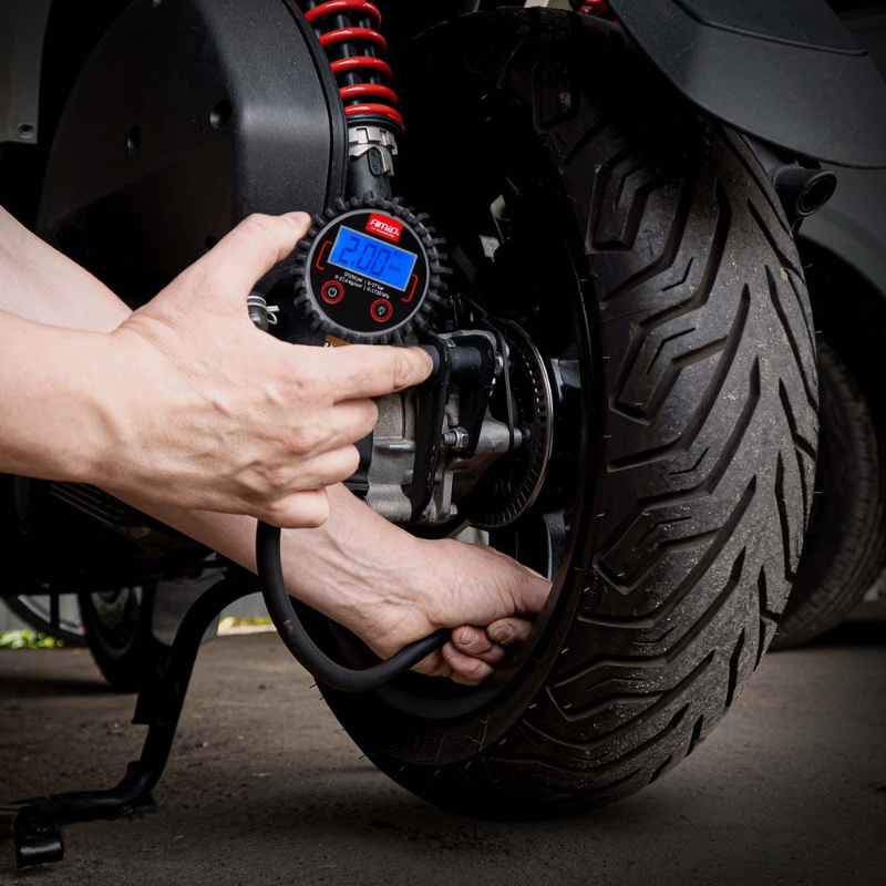 Manometru Digital Profesional, Presiune Roti 0-17 Bar 0-250 PSI, Furtun Flexibil 30 cm, Valva Eliberare Rapida, Display LCD Iluminat, Precizie Inalta [4]