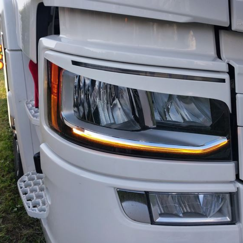 Pleoape far pentru Scania S&R 2016+ cu decupaj pentru pozitie cu LED [5]