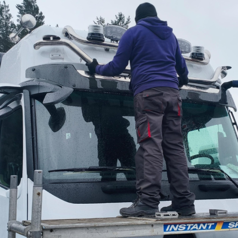 Bara proiectoare, Mercedes Actros GigaSpace prindere la parasolar [3]