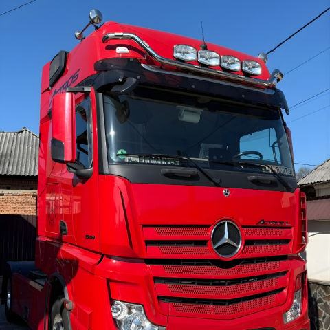 Mercedes Actros MP4, MP5 - Bara proiectoare, Mercedes Actros GigaSpace prindere la parasolar