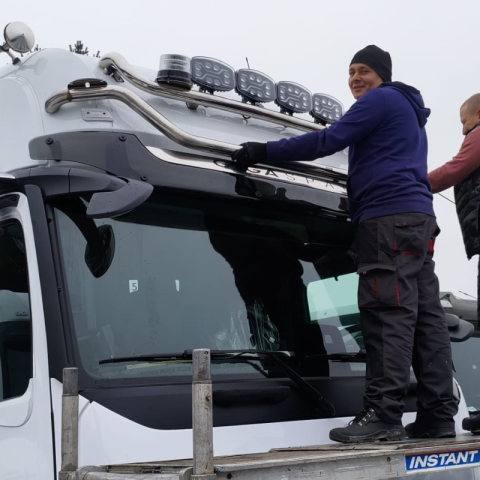 Bara proiectoare, Mercedes Actros GigaSpace prindere la parasolar [4]