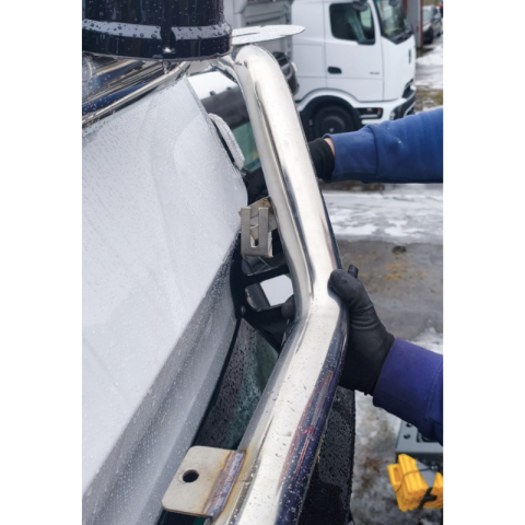 Bara proiectoare, Mercedes Actros GigaSpace prindere la parasolar [2]