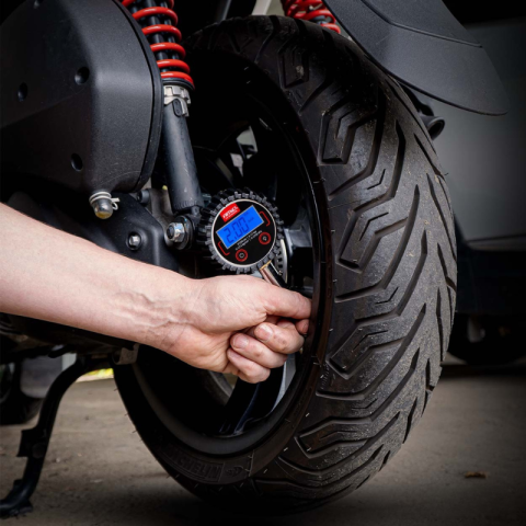 Manometru Digital Presiune Roti, 0-17 Bar 0-250 PSI, Cap Rotativ 360 Grade, Valva Eliberare Aer, Ecran LCD Iluminat [3]