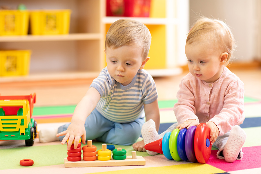 Jocuri pentru bebeluși mai mici de 1 an. Idei și recomandări pentru părinți