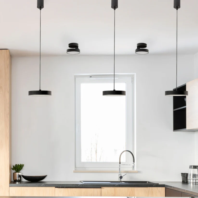 ARETHA MONTAT PE SUPRAFAȚĂ - spot luminos [2]