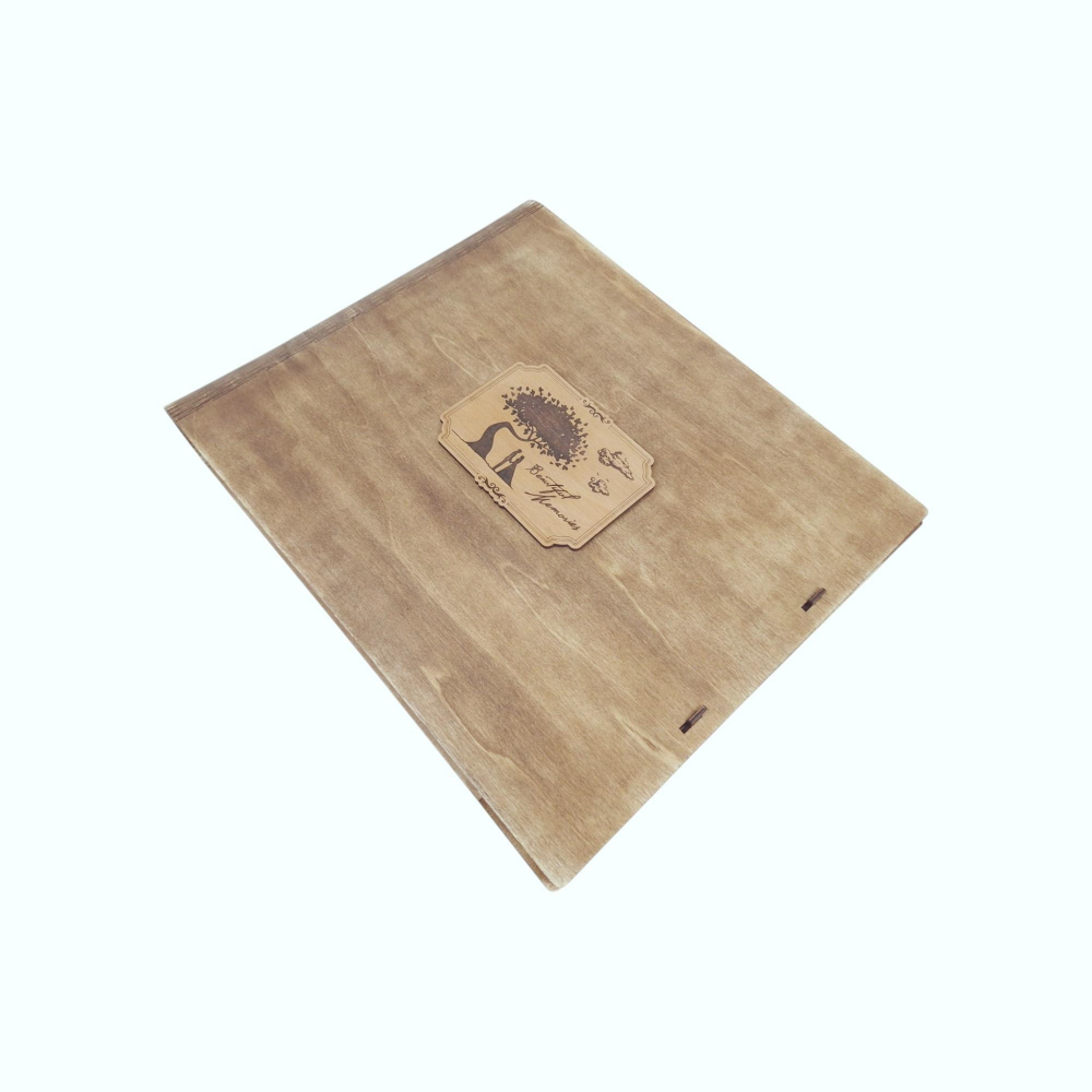 Cutie din lemn pentru album foto digital 30x30cm cu stick USB – model cuplu sub copac [3]