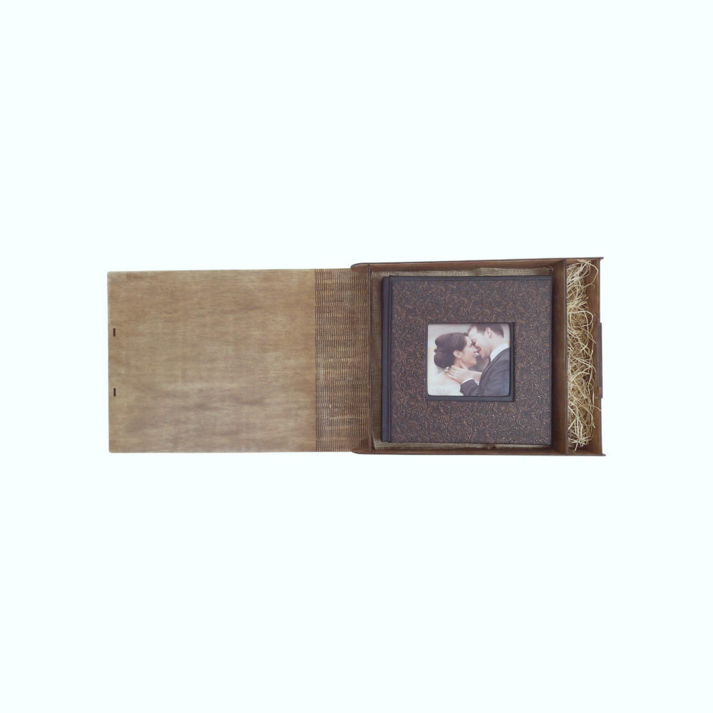 Cutie din lemn pentru album foto digital 30x30cm cu stick USB – model cuplu sub copac [7]