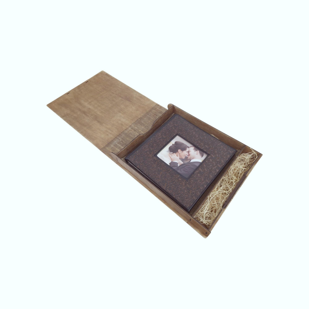 Cutie din lemn pentru album foto digital 30x30cm cu stick USB – model cuplu sub copac [8]