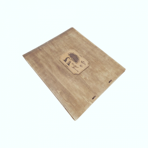 Cutie din lemn pentru album foto digital 30x30cm cu stick USB – model cuplu sub copac [2]