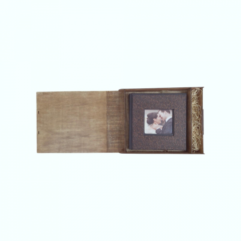 Cutie din lemn pentru album foto digital 30x30cm cu stick USB – model cuplu sub copac [6]