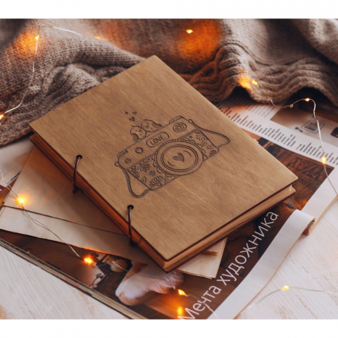 Guestbook nunta - Album foto din lemn gravat laser, format A4 - model aparat foto