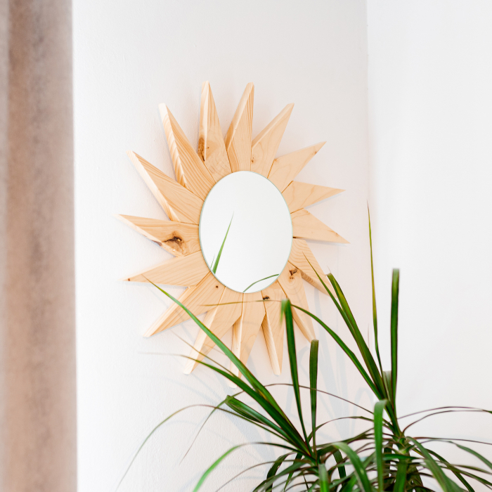 Oglindă decorativă "Sora Soarelui" cu ramă din lemn masiv [5]