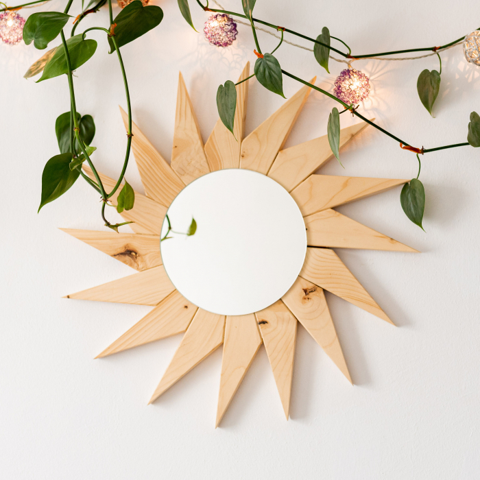Oglindă decorativă "Sora Soarelui" cu ramă din lemn masiv [6]