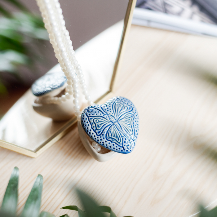Cutiuță bijuterii din ceramică, inimă albastră, detaliu fluture [2]