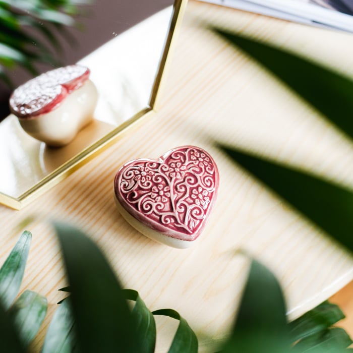 Cutiuță bijuterii din ceramică, inimă vișinie, detalii florale [1]