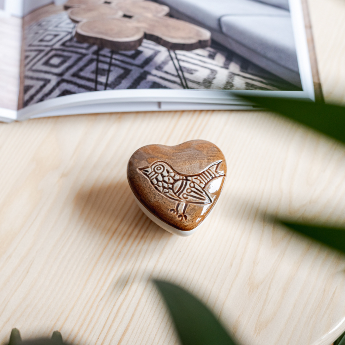Cutiuță bijuterii din ceramică, inimă maro, detaliu pasăre [1]