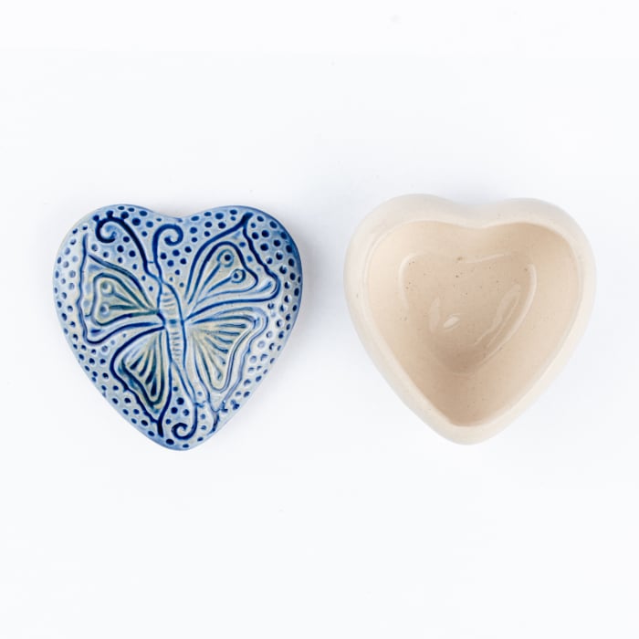 Cutiuță bijuterii din ceramică, inimă albastră, detaliu fluture [4]