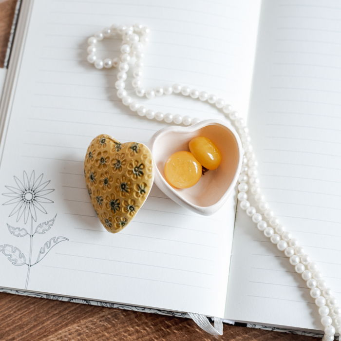 Cutiuță bijuterii din ceramică, inimă galbenă, detalii florale [1]