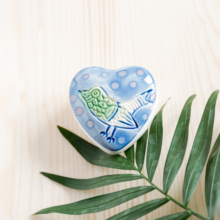Cutiuță bijuterii din ceramică, inimă albastră, detaliu pasăre [2]