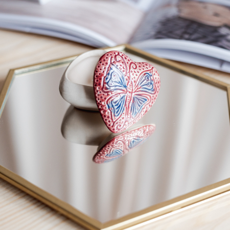 Cutiuță bijuterii din ceramică, inimă roșie, detaliu fluture [1]