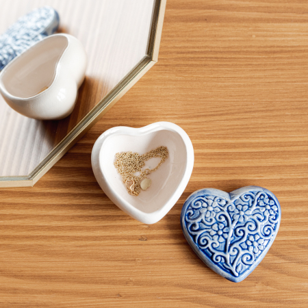 Cutiuță bijuterii din ceramică, inimă albastră, detalii florale [1]