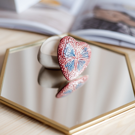 Cutiuță bijuterii din ceramică, inimă roșie, detaliu fluture [2]