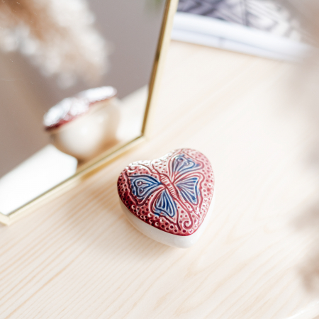 Cutiuță bijuterii din ceramică, inimă roșie, detaliu fluture [0]