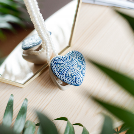Cutiuță bijuterii din ceramică, inimă albastră, detaliu fluture [0]
