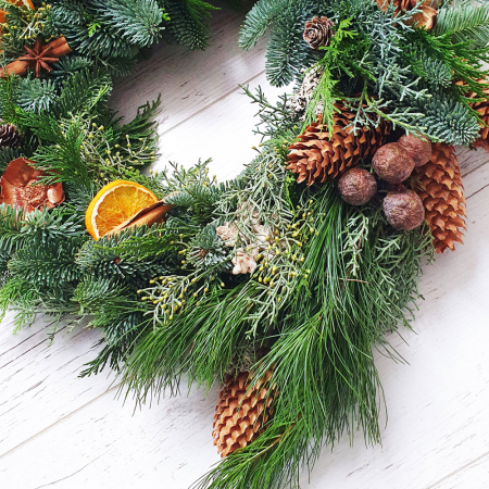 Coronita decorativa Craciun cca 40 cm- brad nobil natural , conuri, portocale s.a. [1]