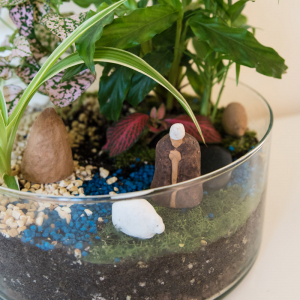 Terariu în vas de sticlă cu figurine din ceramică "Poveste mioritică" DecoTerrarium [1]