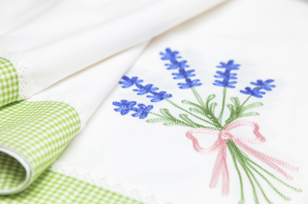 Față de masă brodată, bumbac 100%, 140x180cm, bordură verde [1]