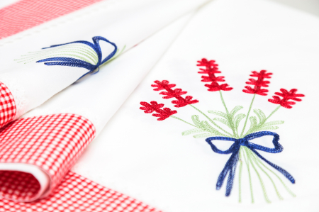 Față de masă brodată, bumbac 100%, 140x240cm, bordură roșie [1]