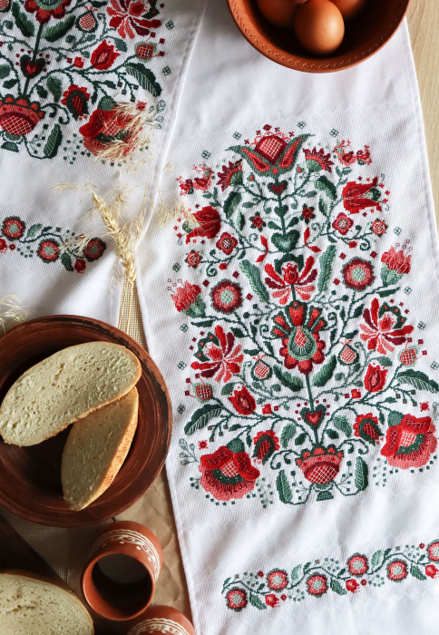 Set broderie in cruciulita, Stergar cu motive traditionale, 225x33 cm [2]