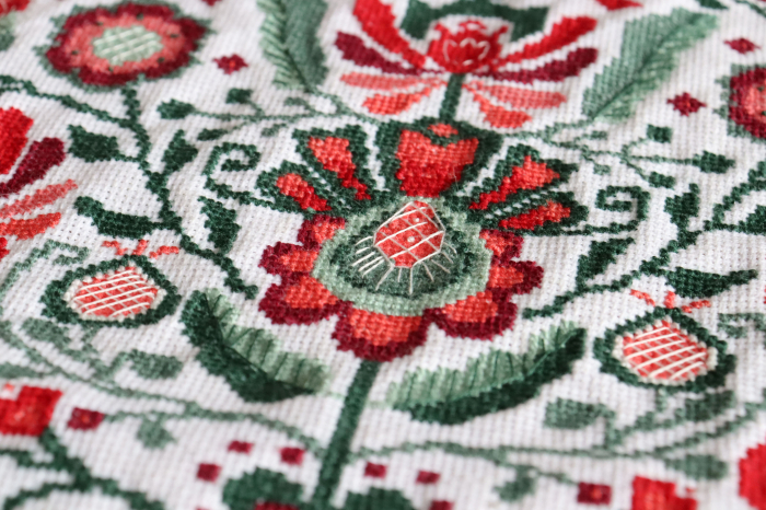 Set broderie in cruciulita, Stergar cu motive traditionale, 225x33 cm [3]