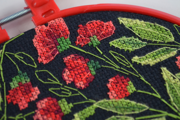 Set broderie in cruciulita, cu gherghef, Dansul florilor, 17x17 cm [2]