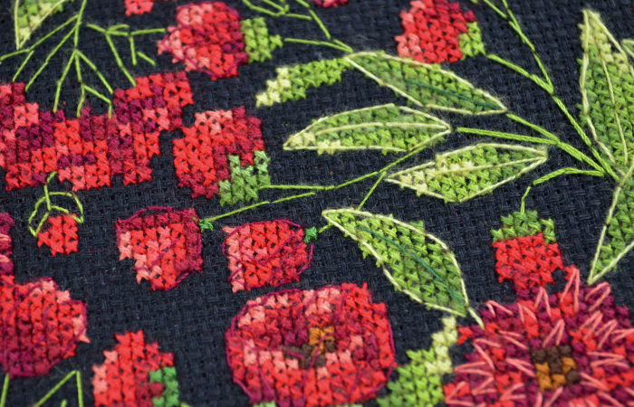 Set broderie in cruciulita, cu gherghef, Dansul florilor, 17x17 cm [3]