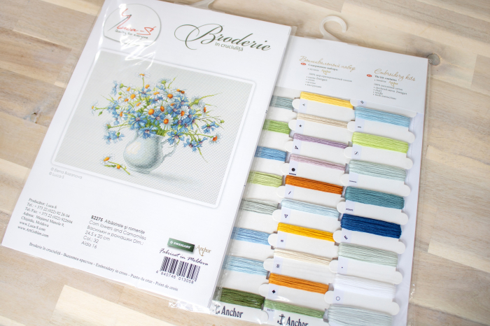 Set de brodat in cruciulita, Albastrele si romanite, 24,5x20 cm [4]