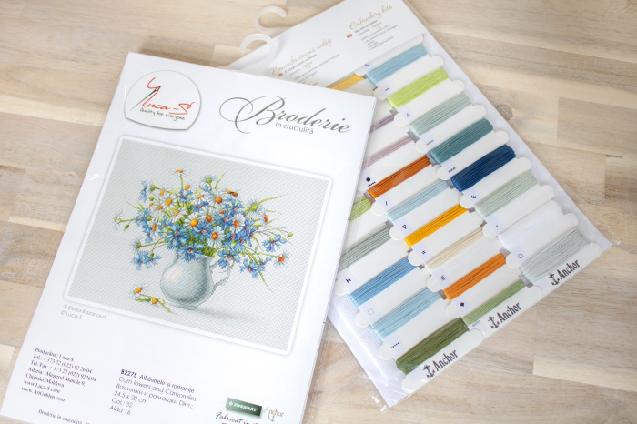 Set de brodat in cruciulita, Albastrele si romanite, 24,5x20 cm [3]