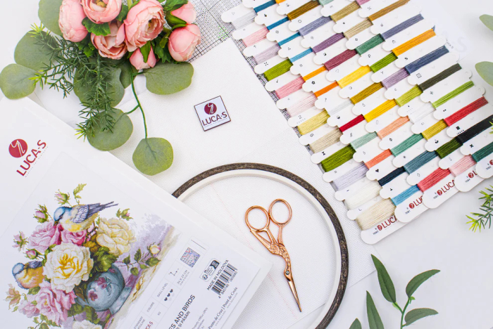 Set de brodat in cruciulita, Trandafiri si pasari, 34x27 cm [2]