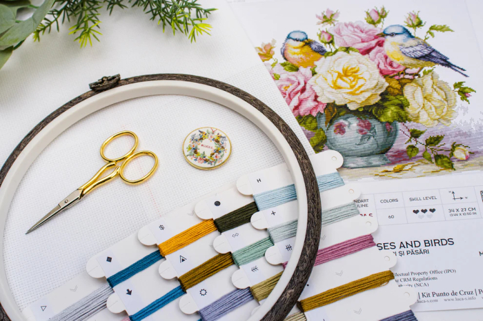 Set de brodat in cruciulita, Trandafiri si pasari, 34x27 cm [3]