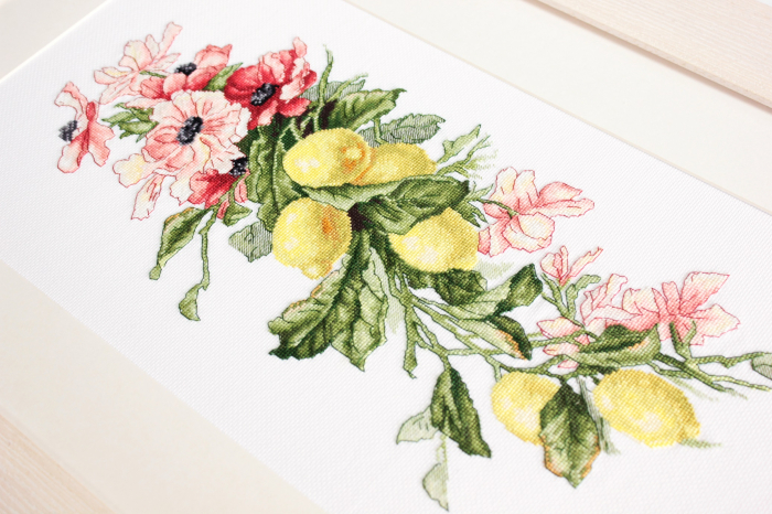Set de brodat in cruciulita, Flori si lamai, 17x39 cm [3]