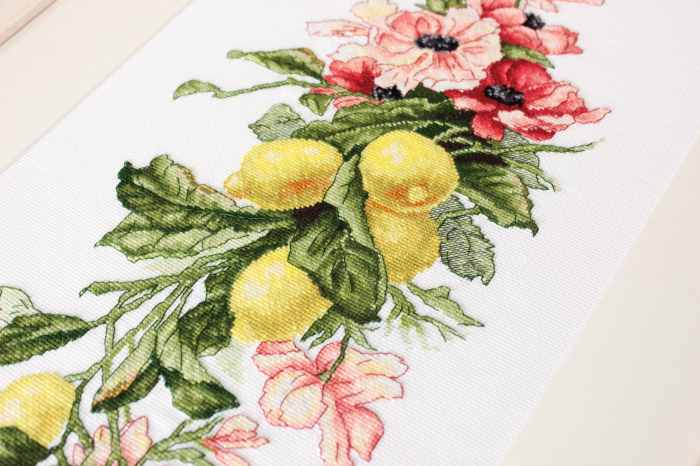 Set de brodat in cruciulita, Flori si lamai, 17x39 cm [2]