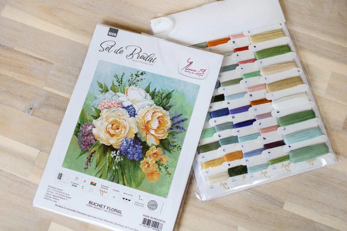 Set de brodat in cruciulita, Buchet floral, 32x33.5 cm [2]