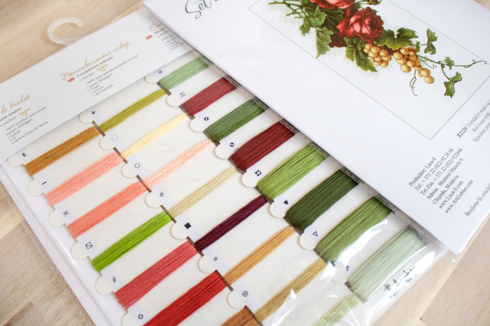 Set de brodat in cruciulita, Trandafiri si struguri, 24x25 cm [3]